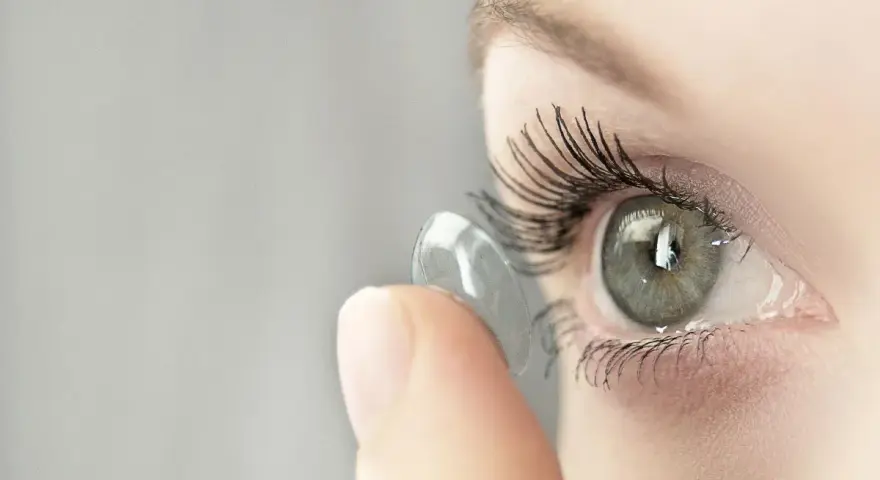 Occhio con lente a contatto. Se senti fastidio, potresti avere sintomi di rigetto lenti a contatto.