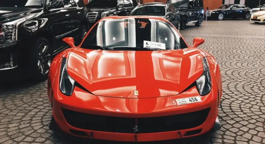 Ile kosztuje Ferrari? Ceny nowych i używanych modeli w 2023 roku