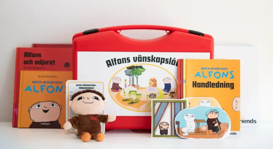 Alfons Åberg pyssel med böcker, en mjukis och en röd låda med illustrationer. Perfekt för små fans!