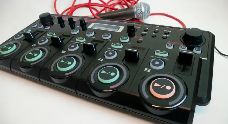Mikrofon i kontroler muzyczny, gotowe do tworzenia dźwięków. Jak uzyskać odpowiednią loudness?