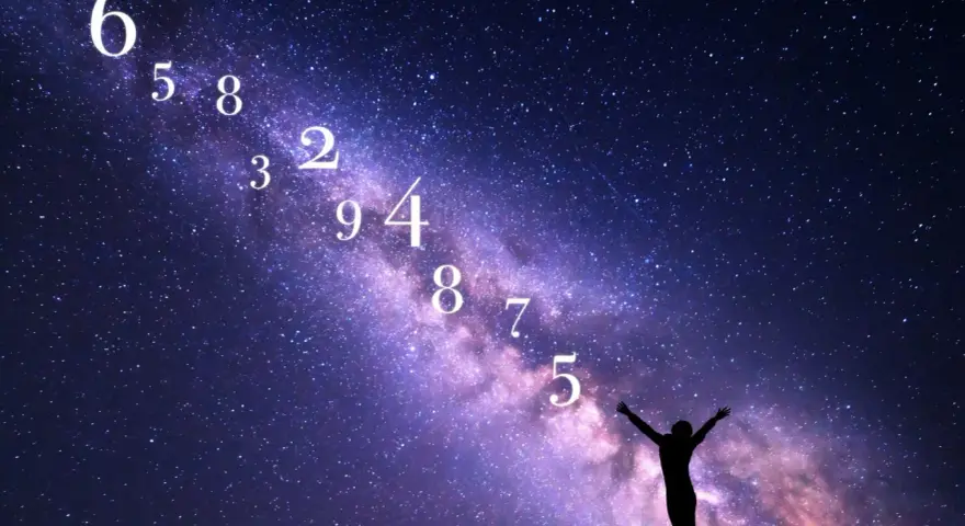 Sylwetka człowieka wita nowy rok astrologiczny pod rozgwieżdżonym niebem. Liczby unoszą się w Drodze Mlecznej.