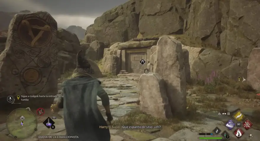 En Hogwarts Legacy, el jugador se acerca a una entrada de cueva, quizás buscando el yelmo de Urtkot.