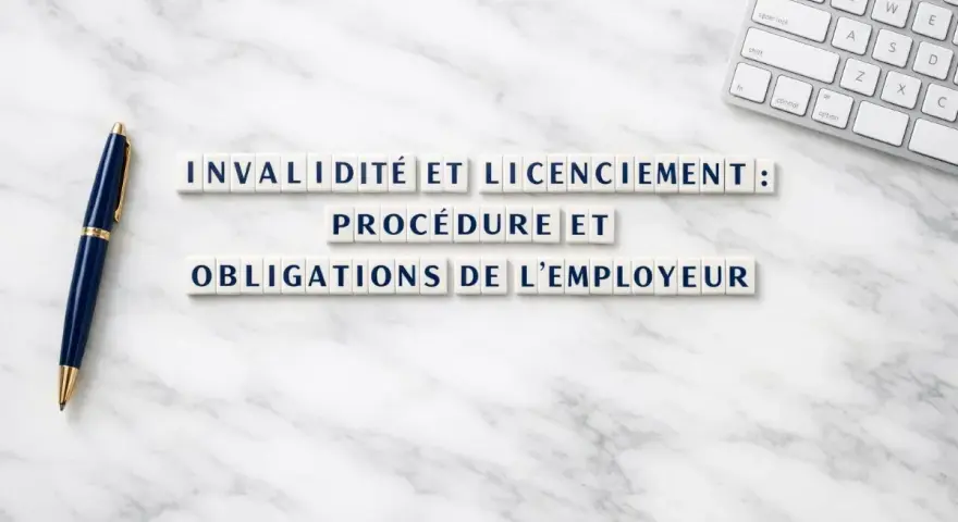 Invalidité et licenciement : procédure et obligations de l'employeur". Stylo et clavier sur fond marbre.