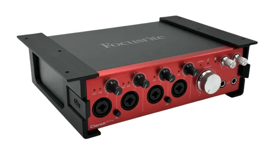 Czerwony interfejs audio Focusrite Clarett+ 4Pre z czarnymi uchwytami i pokrętłami, gotowy do nagrywania.