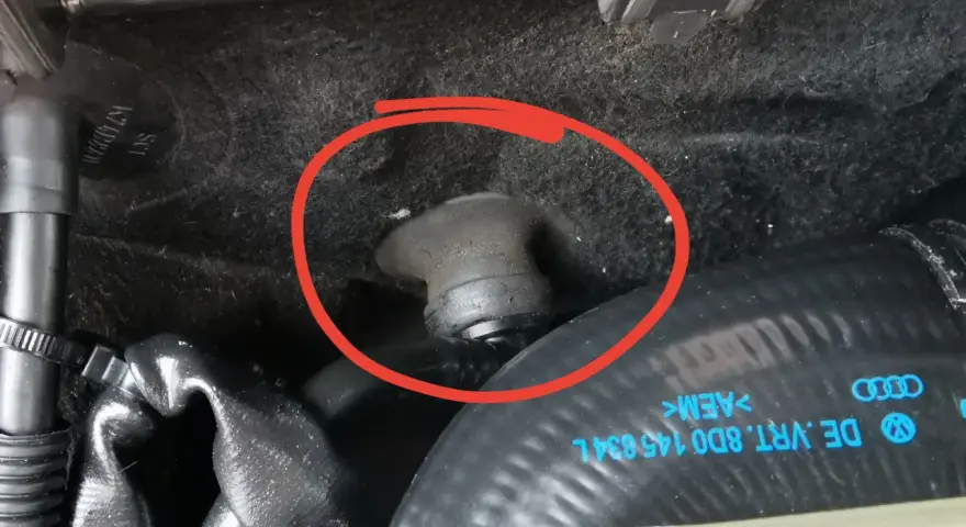 Czujnik ESP Audi A4 B6 znajduje się pod dywanikiem, blisko węży.