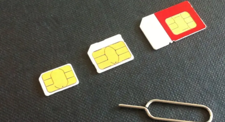 Tre schede SIM di diverse dimensioni, una rossa e bianca, e uno strumento per estrarre il **numero seriale SIM**.