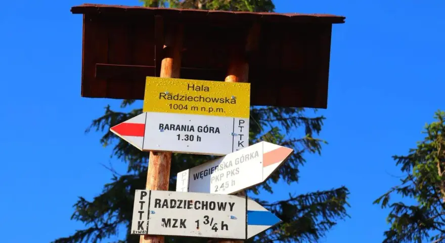 Droga na Halę Radziechowską, 1004 m n.p.m., prowadzi do Baraniej Góry (1.30 h) i Węgierskiej Górki (2.45 h).