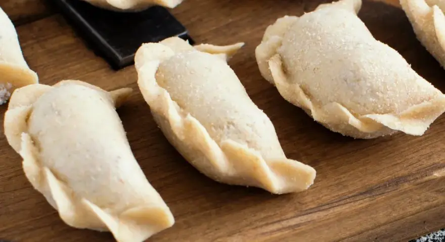 Jak gotować pierogi? Sprawdzone sposoby na idealne ciasto i farsz