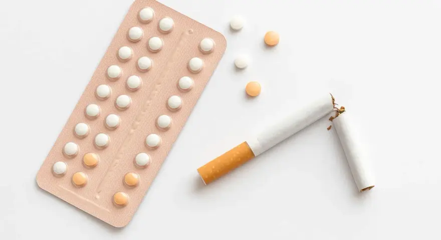Verpackung mit Pillen und zerbrochene Zigarette. Vorsicht bei rauchen bei thrombosespritzen.