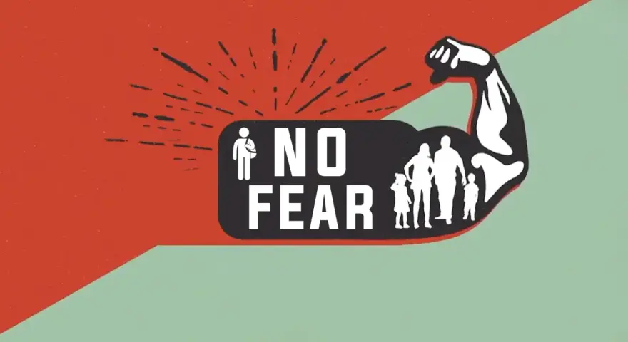 Grafika z napisem "NO FEAR" i sylwetkami rodziny w zgiętym bicepsie.