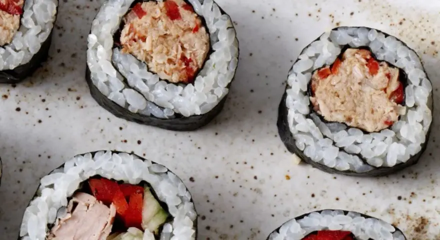 Roladki sushi z ryżem, nori i pyszną pastą z tuńczyka z dodatkiem czerwonej papryki. Idealne na szybką przekąskę.