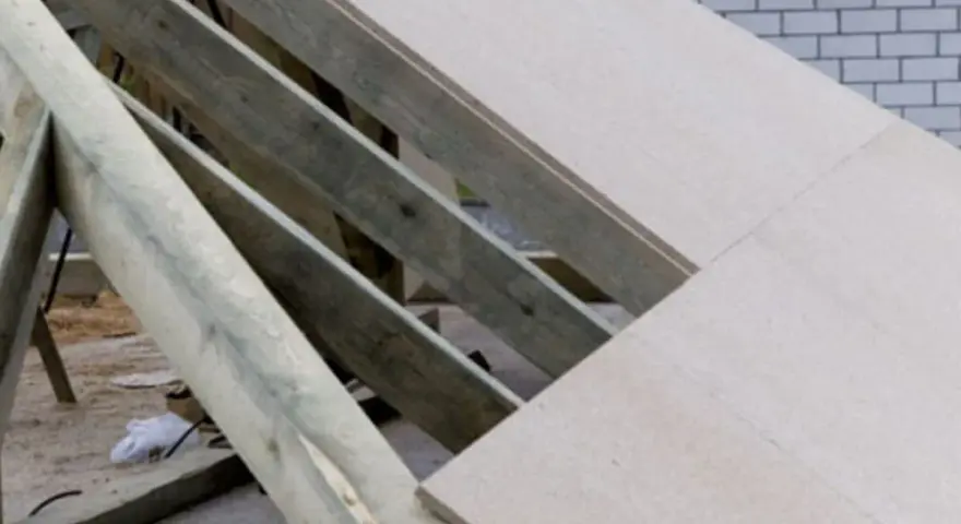 Konstrukcja dachu garażu z płyty OSB, widoczne drewniane krokwie i fragmenty pokrycia.