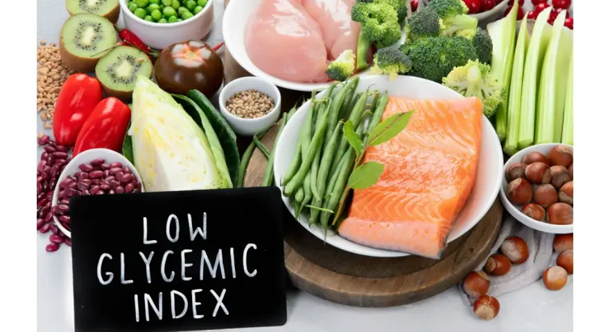 Łosoś, kurczak, warzywa, owoce i orzechy na tle tabliczki z napisem "Low Glycemic Index".