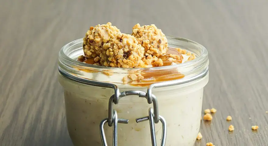 Cremiges Giotto Eis im Glas, garniert mit Karamell und gehackten Nüssen. Ein süßer Genuss!