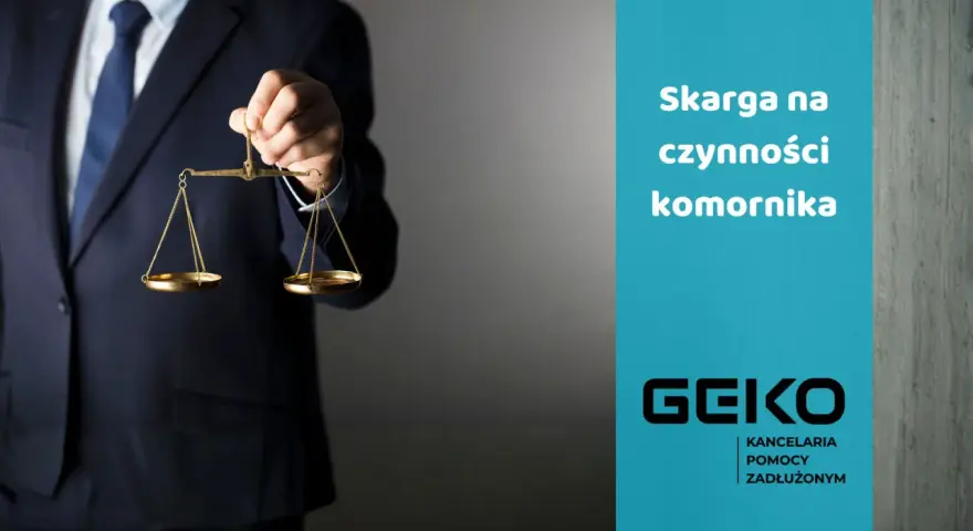Prawnik w garniturze trzyma wagę sprawiedliwości. Tekst: "Skarga na czynności komornika". Pomoc w ograniczeniu zajęcia komorniczego.
