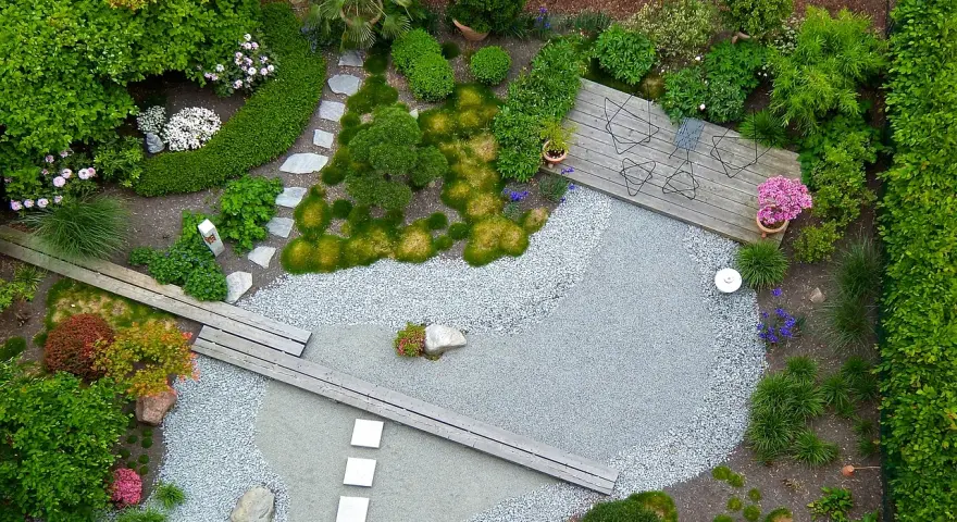 Ein moderner japanischer Garten mit Kieswegen, Holzdecks und üppiger Bepflanzung. Tolle tipps zur gartengestaltung für eine ruhige Oase.