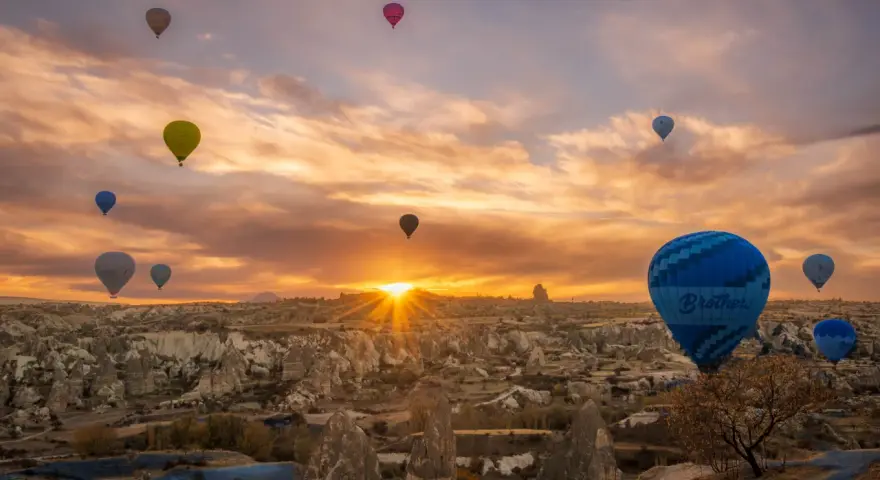 Balony unoszą się nad skalistym krajobrazem Kapadocji, tworząc magiczny widok. To miasto w skale w Turcji budzi zachwyt.