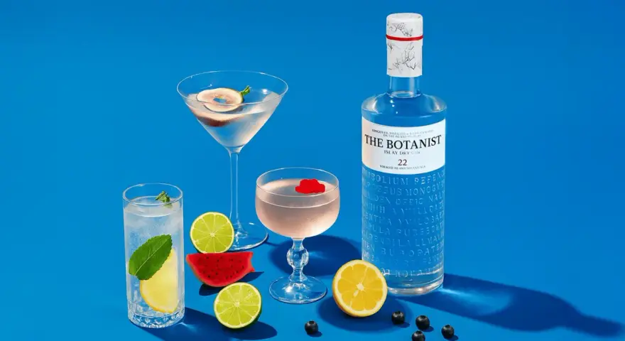 Orzeźwiający drink z ginem The Botanist, podany z cytryną, limonką i miętą. Idealny na letnie popołudnie.