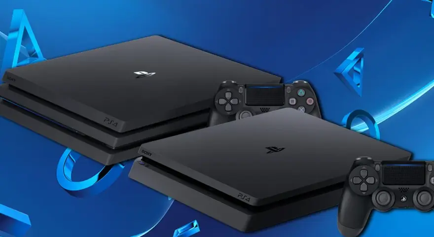 Dwie konsole PS4 Slim i dwa kontrolery DualShock 4 na niebieskim tle z symbolami PlayStation. Premiera PS4 Slim była wielkim wydarzeniem.