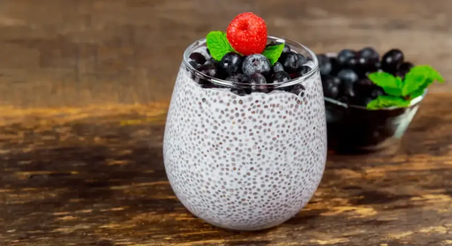 Pudding chia z jagodami i maliną. Nasiona chia – właściwości i przeciwwskazania.