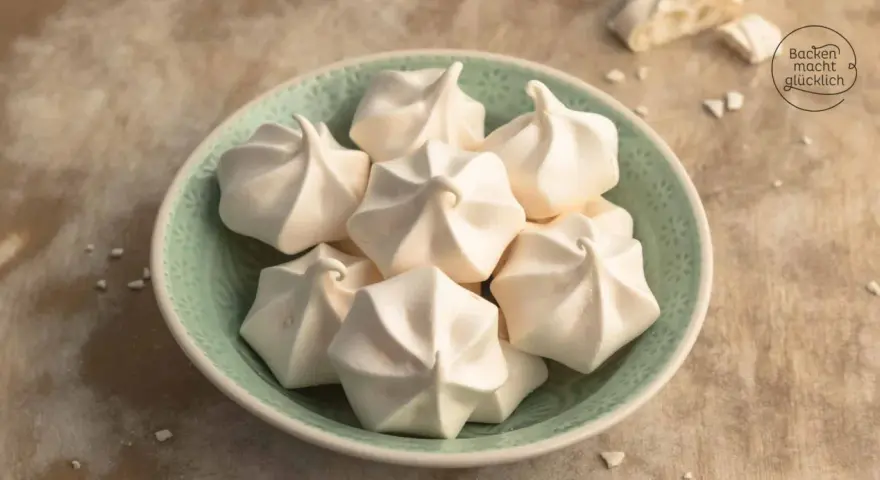 Ein Teller voller zarter Baiser, perfekt für jedes Baiser Rezept. Sie sehen aus, als wären sie frisch aus dem Ofen und bereit, auf der Zunge zu zergehen.