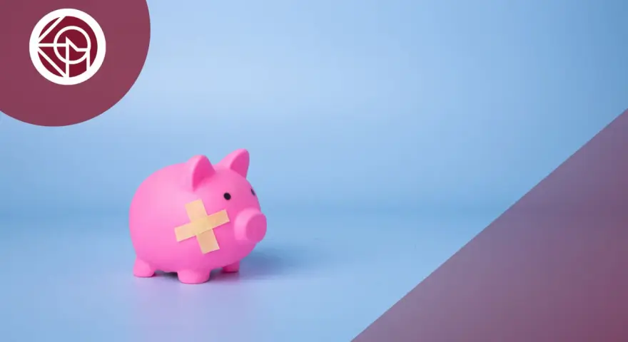 Cerdo rosa con curitas, listo para una diligencia de embargo.