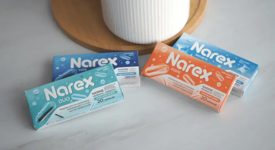 Kilka opakowań suplementów diety Narine w różnych wariantach (Duo, Forte, Sachats) na jasnym tle.