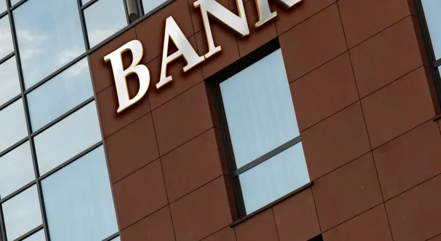 Elegancki budynek banku z napisem "BANK". To miejsce, gdzie prawo bankowe, art. 105, reguluje transakcje finansowe.