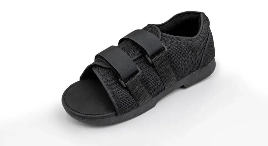 Zapato negro con velcro, ideal para la recuperación de una fractura de metatarsiano.