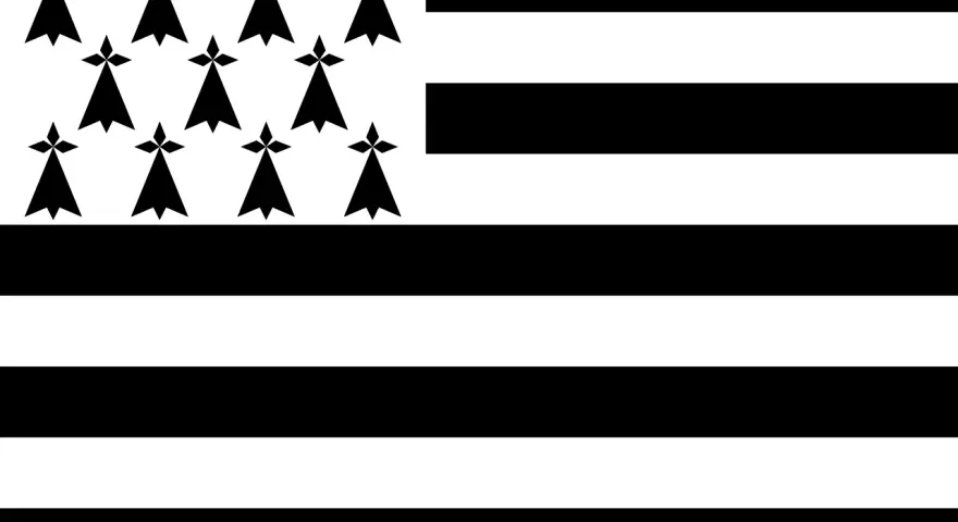 Bandera de Bretaña, con el **símbolo de Bretaña francesa** (hermiñas) en la esquina superior izquierda y franjas negras y blancas.