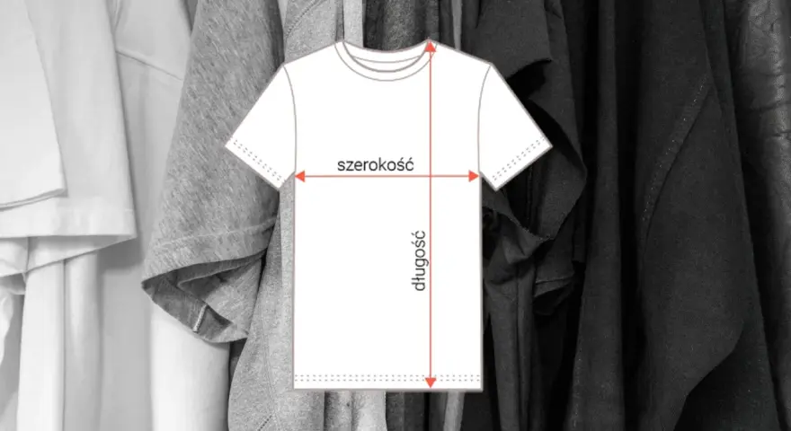 Schemat koszulki z zaznaczoną szerokością pod pachami i długością. Tło stanowią wiszące ubrania.