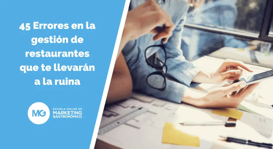 Personas revisando documentos y una tablet, con texto sobre errores en la gestión de restaurantes y el presupuesto.