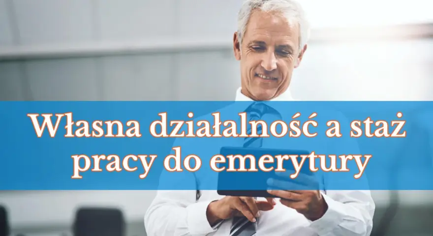 Uśmiechnięty starszy mężczyzna z tabletem. Napis: "Własna działalność a staż pracy do emerytury".