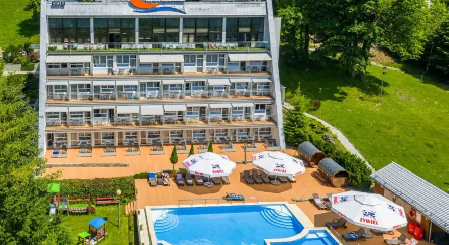 Idealne wisła noclegi z wyżywieniem i basenem. Hotel z basenem, placem zabaw i saunami, otoczony zielenią.