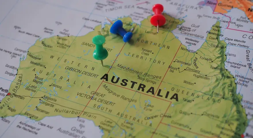 Ciekawostki o Australii: trzy pinezki zaznaczyły na mapie pustynie i pustkowia.