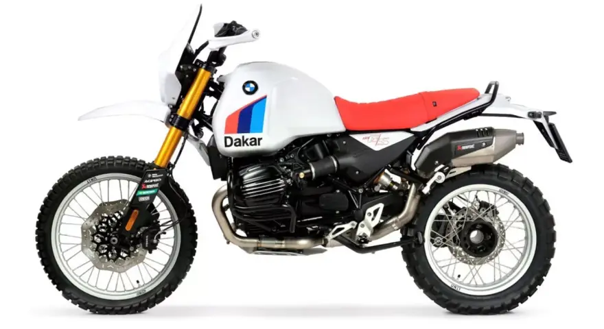 Biały motocykl BMW R 12 z czerwonym siedzeniem i grafiką "Dakar" na zbiorniku paliwa, gotowy na przygodę.
