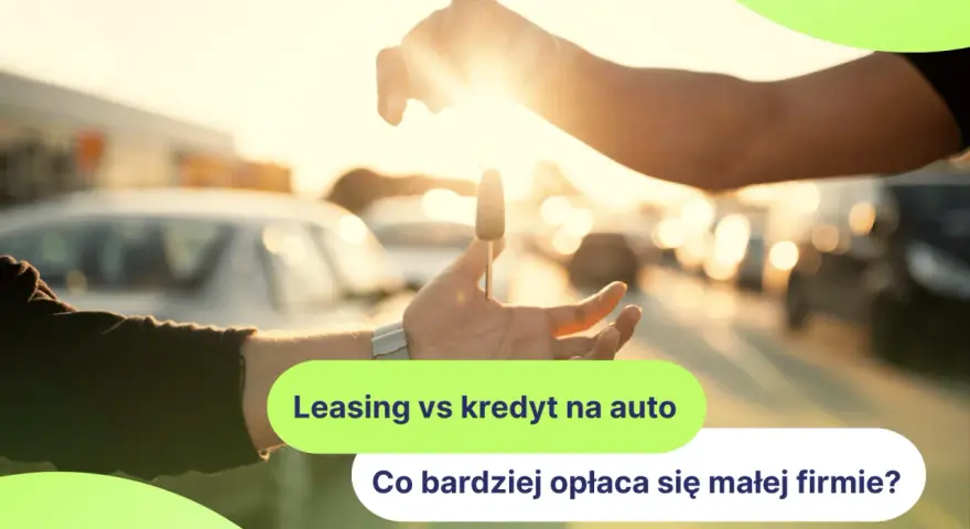 Przekazanie kluczyków do auta symbolizuje wybór między leasingiem a kredytem na auto dla małej firmy.