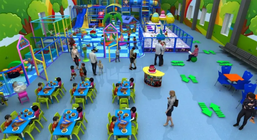Colorata sala giochi con scivoli, piscine di palline e tavoli apparecchiati per feste di compleanno. Bambini giocano e mangiano felici.