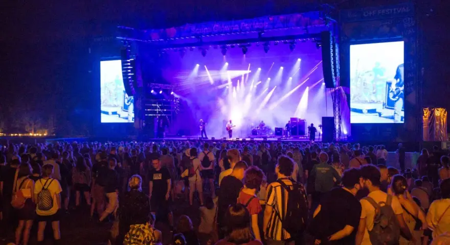 Tłum ludzi na koncercie OFF Festival 2026. Na scenie zespół w świetle reflektorów, a obok wielki ekran z transmisją.