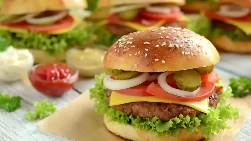 Jak zrobić idealne hamburgery z mięsa mielonego? Poradnik