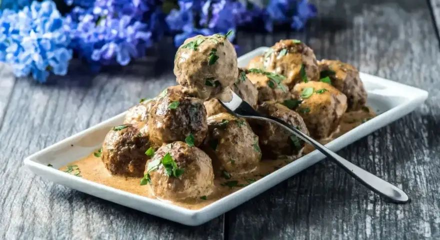 Pyszne pulpeciki w kremowym sosie, idealne do podania. Dowiedz się, jak zagęścić sos do pulpetów, by był idealny!