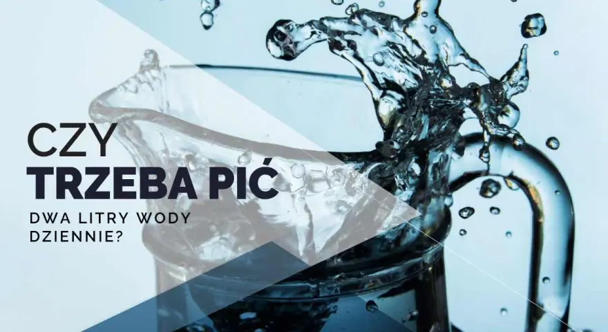 Rozpryskująca się woda w szklance, tekst "Czy trzeba pić dwa litry wody dziennie?".