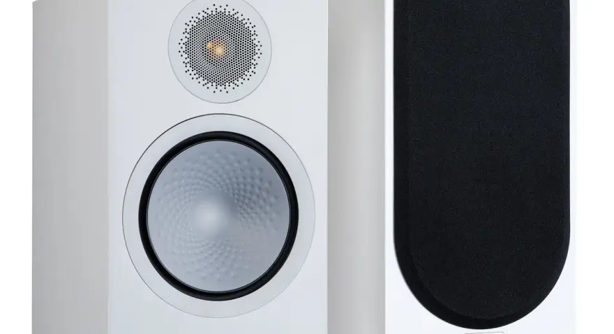 Białe głośniki Monitor Audio Silver 100 7G, gotowe do testu dźwięku. Jeden z maskownicą, drugi bez.