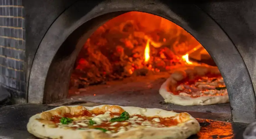 Descubre Pizzería Venecia: ¿La mejor pizza italiana en horno de leña?