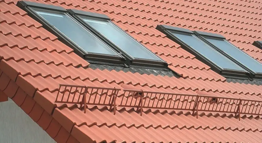 Nowy dach z dachówką ceramiczną, orynnowanie i okna dachowe zapewniające światło.