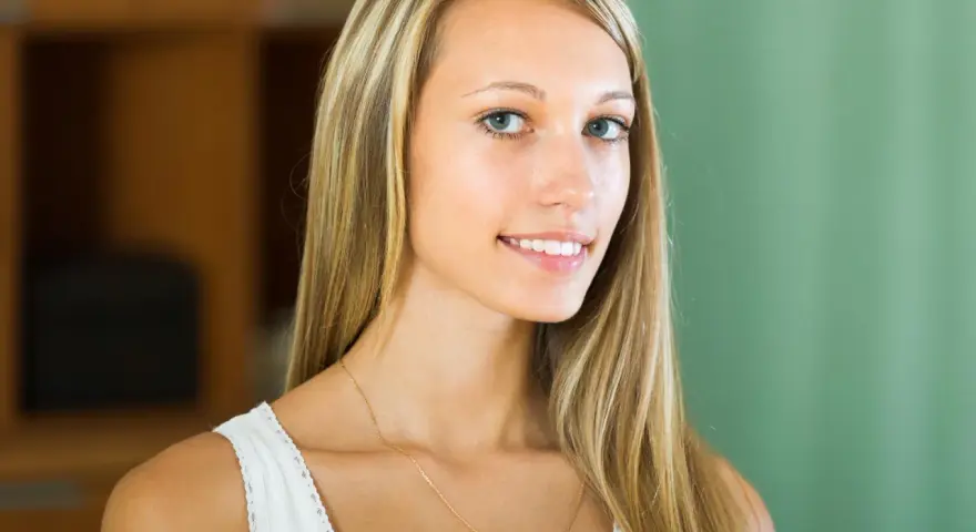 Uśmiechnięta blondynka z balejażem. Zastanawiasz się, ile kosztuje balejaż?