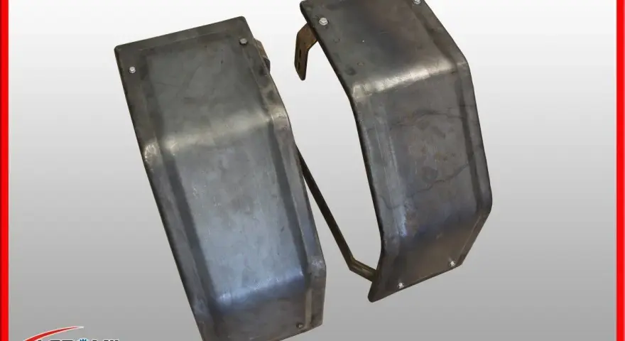 Dwa metalowe błotniki do C-360, gotowe do montażu. Idealne rozwiązanie, jak zrobić błotniki do C-360 samodzielnie.