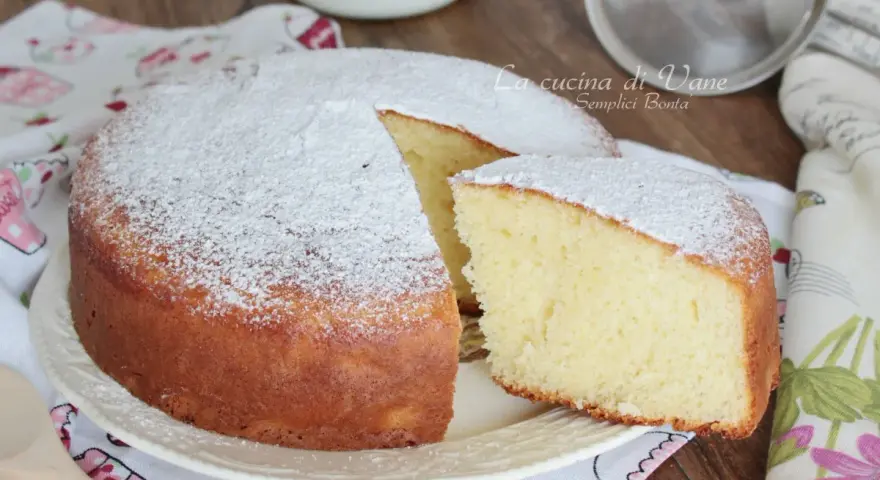 Torta soffice e profumata, preparata con 150 gr di yogurt greco, cosparsa di zucchero a velo.