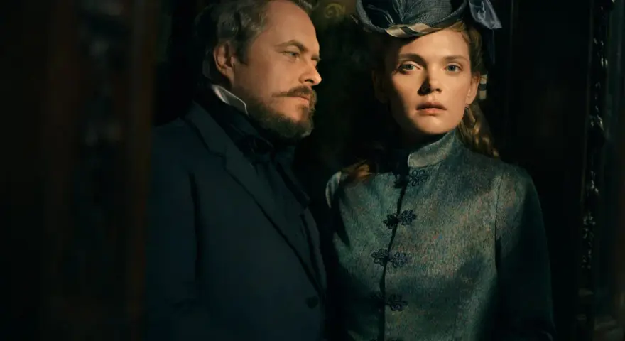 Para z epoki wiktoriańskiej, jak z serialu "Lalka" Netflix, w mrocznym wnętrzu.