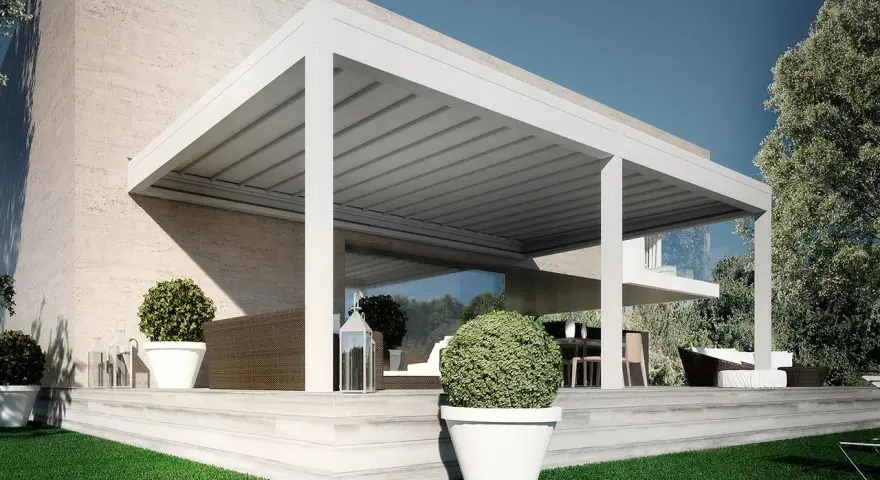 Pergolato fai da te economico, moderno e funzionale, con arredi da esterno e piante in vaso su una terrazza in pietra.